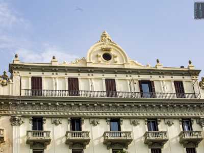 Qui � presente una fine balconata nera in ferro su cui si aprono cinque finestre delimitate da semplici colonne lisce